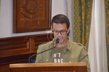El periodista teldense Gaumet Florido leyó este jueves en el Pleno municipal el Manifiesto Institucional por el Día Internacional de las Mujeres (Foto TA y Francisco J. Santana)